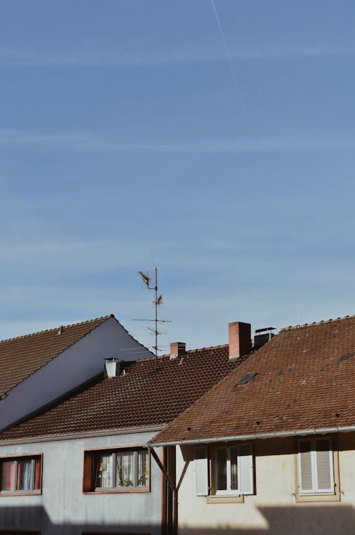 A home with a brown shingle roof